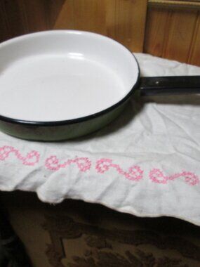 Vtg farm cottage core Green enamelware 9.5 in fry pan good shape